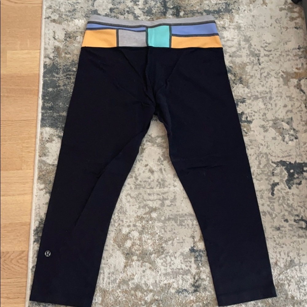 Lululemon reversible wunder under crop size 6 - Picture 2 of 4